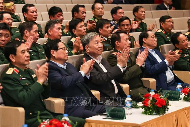 Tổng Bí thư Tô Lâm, Thủ tướng Phạm Minh Chính dự chương trình nghệ thuật "Vang mãi khúc quân hành. Ảnh: TTXVN phát