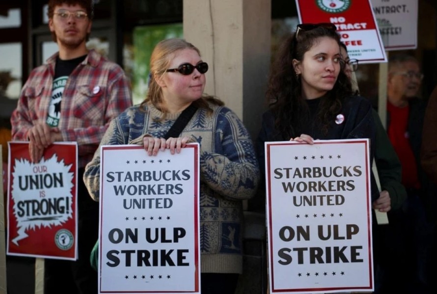 Nhân viên Starbucks đình công trước một cửa hàng tại California, Mỹ. Ảnh: Reuters