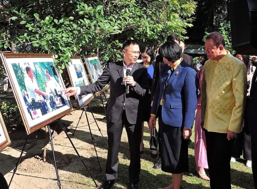 Ông Phạm Anh Tuấn, Cục trưởng Cục thông tin đối ngoại, Bộ Thông tin và Truyền thông, giới thiệu về nội dung ảnh trưng bày tại triển lãm với các vị khách quý. Ảnh: Đỗ Sinh/PV TTXVN tại Thái Lan