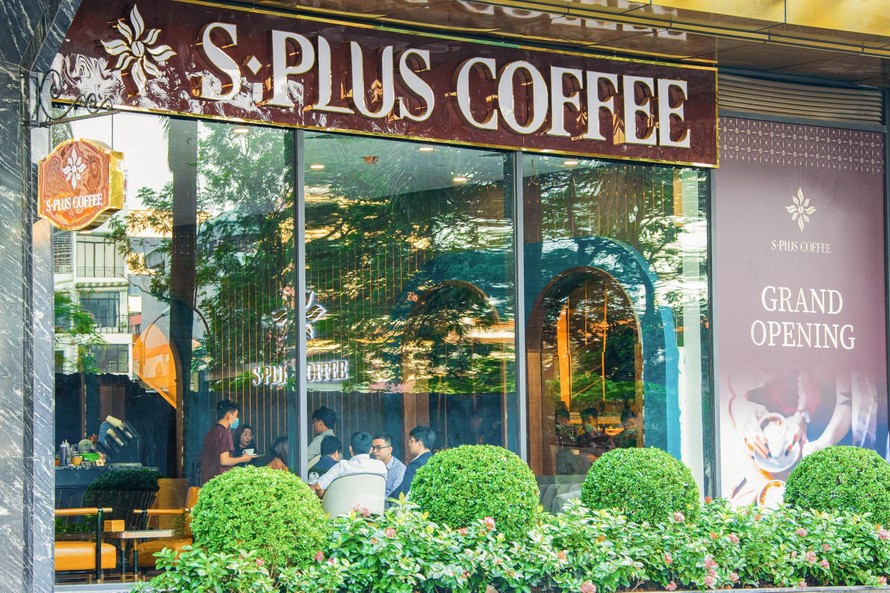 S-Plus Coffee thu hút đông đảo khách hàng ngay từ ngày đầu mở cửa đón khách.