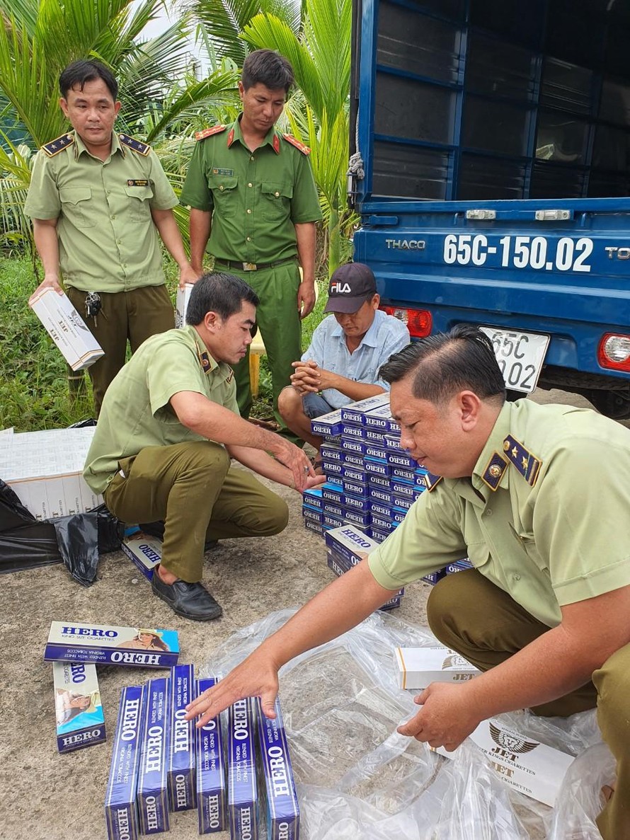 Hậu Giang: Kiểm tra, phát hiện phương tiện ô tô tải vận chuyển hơn 2.000 bao thuốc lá điếu nhập lậu