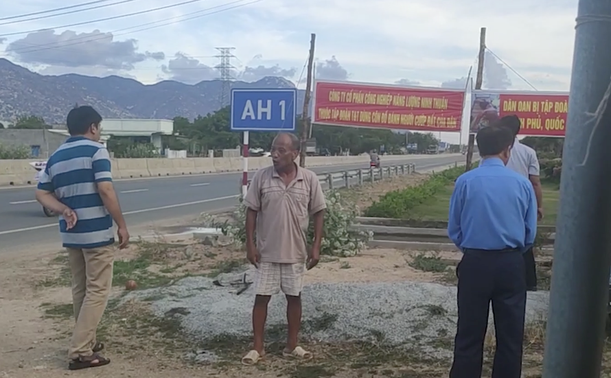 Ông Chở (giữa) ngăn cản thì bất ngờ bị khởi tố về hành vi chống người thi hành công vụ.