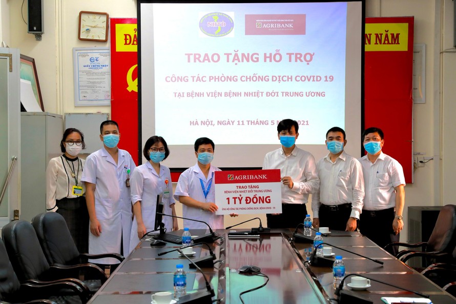 Agribank tiếp tục trách nhiệm chung tay cùng Chính phủ và cộng đồng ứng phó và phòng chống COVID-19 .