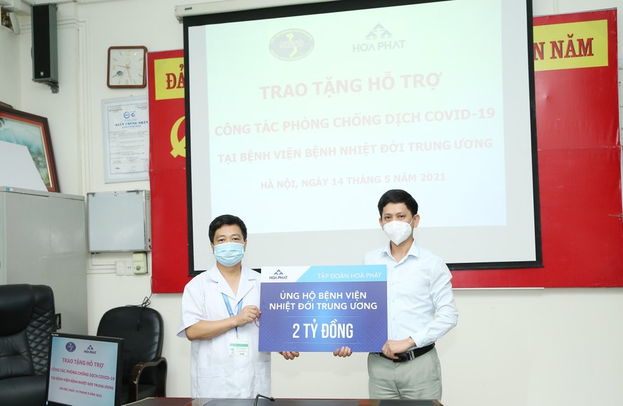 Đại diện Tập đoàn Hòa Phát trao 2 tỷ đồng hỗ trợ Bệnh viện Nhiệt đới Trung ương cơ sở 2 phòng chống Covid-19.