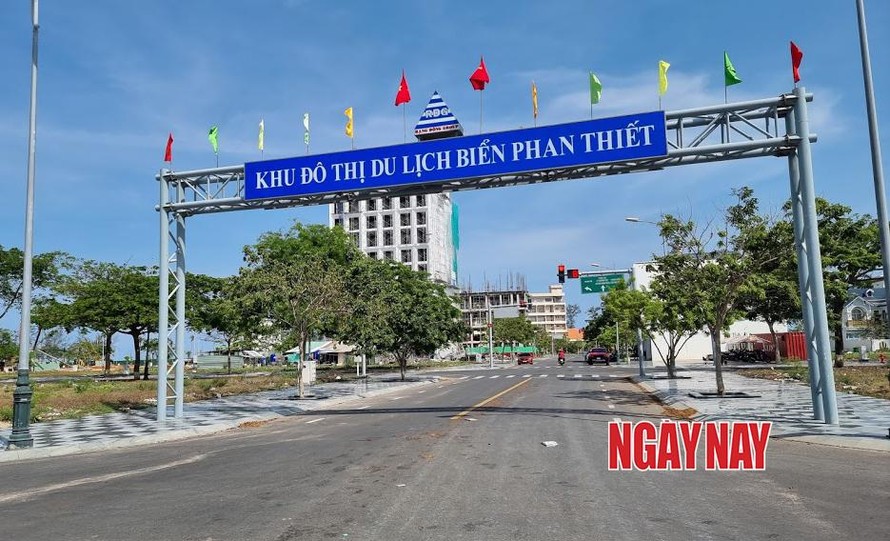 Các cơ quan chức năng đang thanh, kiểm tra Dự án Khu đô thị du lịch biển Phan Thiết. Ảnh: Lê Xuân Thọ