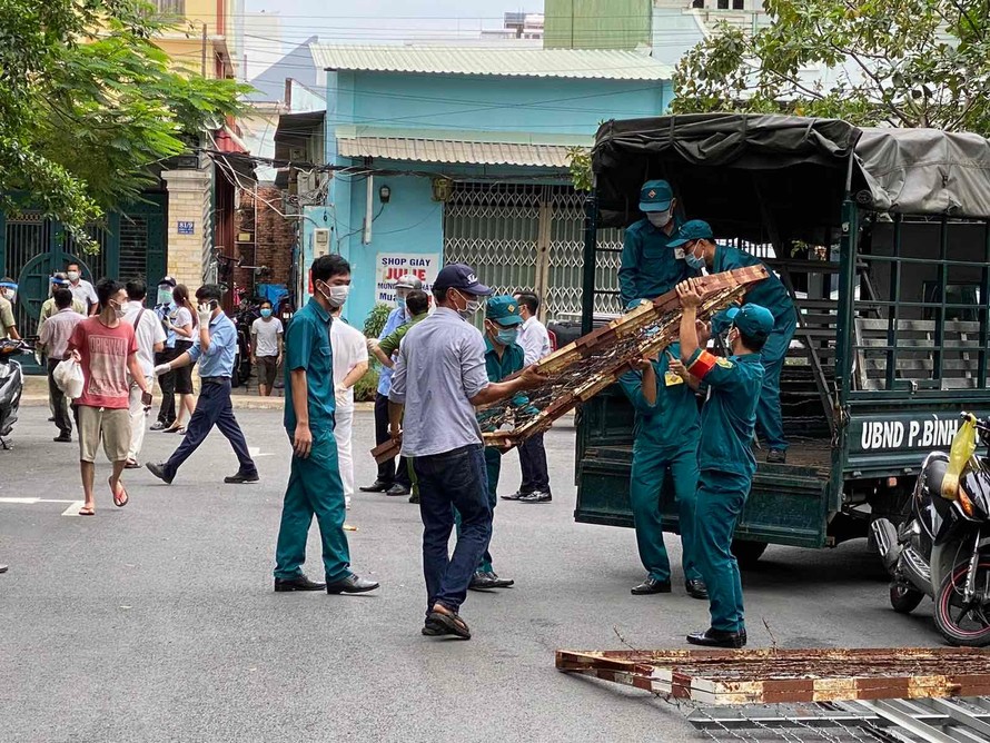 Lực lượng chức năng đang phong tỏa các tuyến đường ra vào chung cư Bộ Công An. 