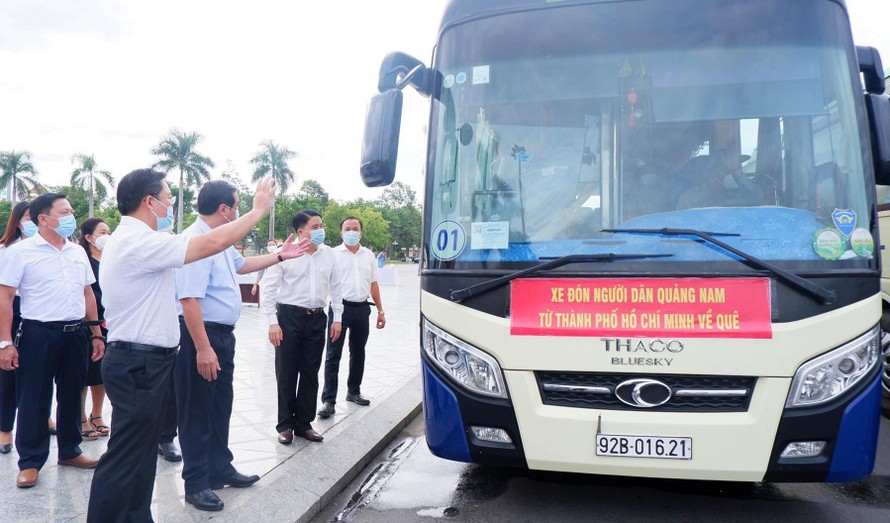 Đoàn xe từ Quảng Nam vào TP.Hồ Chí Minh đón người dân về quê.