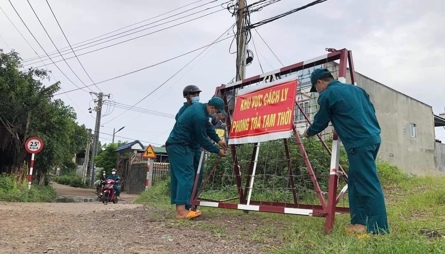 Lực lượng dân quân gỡ bỏ các hàng rào phong toả.