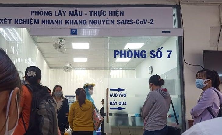 Bệnh nhân khám chữa bệnh có yếu tố dịch tễ hoặc ho sốt, phẫu thuật chờ xét nghiệm Covid-19 tại bênh viện M.