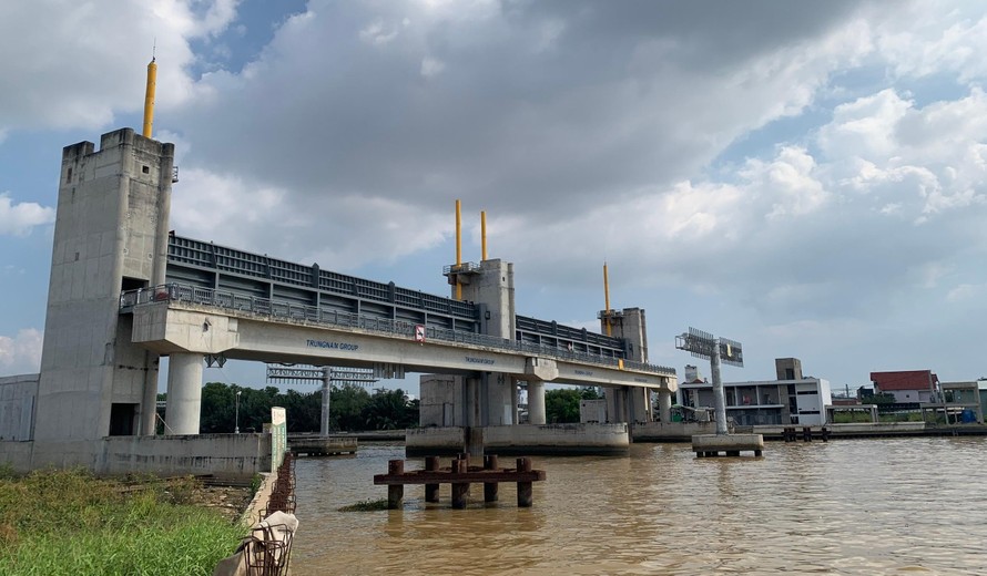 Cống Phú Xuân hiện tại đã hoàn thiện trụ T1, T2, dầm van và lắp đặt cửa van.