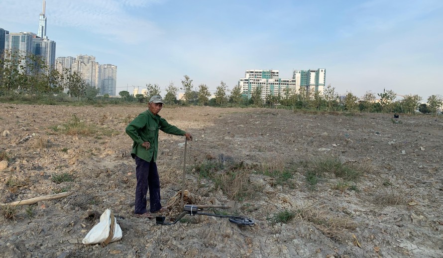 Ông Tám "rà sắt" mưu sinh trên chính nơi mình chôn nhau cắt rốn.