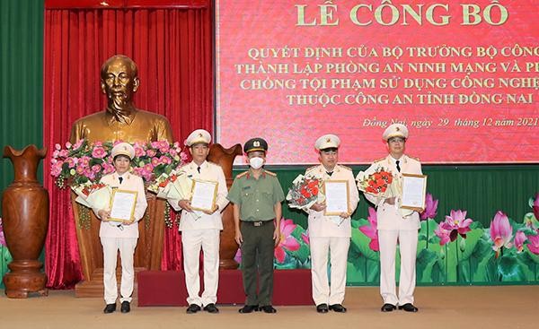 Lê công bố quyết định thành lập Phòng Phòng An ninh mạng và phòng chống tội phạm công nghệ cao Công an tỉnh Đồng Nai. Ảnh: Báo Đồng Nai.