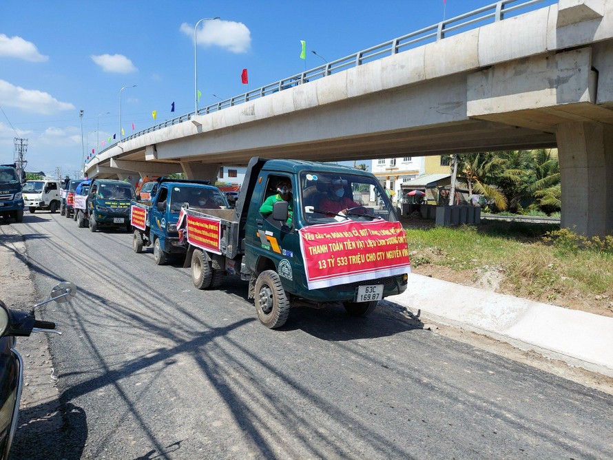 Đoàn xe của các doanh nghiệp đòi nợ Tập đoàn Đèo Cả. 