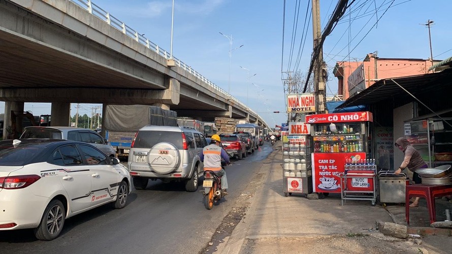 Đời sống sống người dân hai bên cầu vượt Dầu Giây gặp nhiều khó khăn do thi công dự án. 