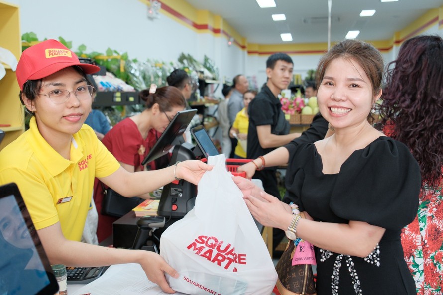 Khách hàng mua sắm tại Square Mart.