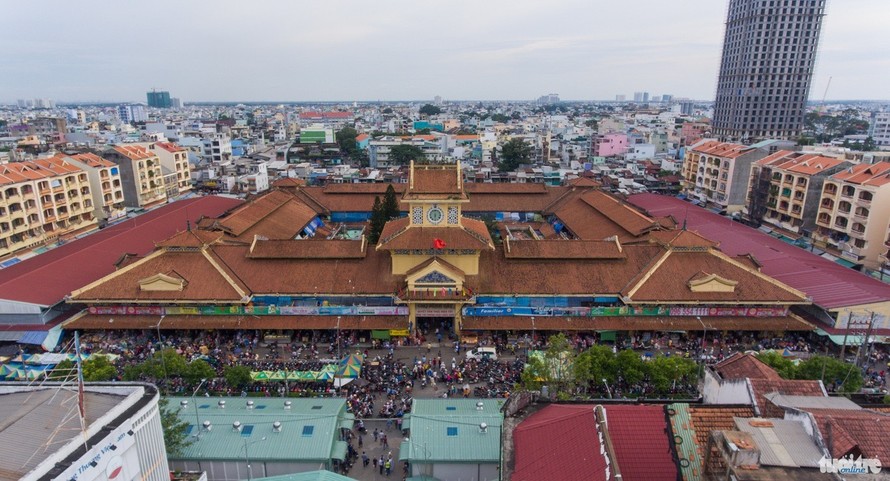 Chợ Bình Tây là một trong những khu chợ lớn, lâu đời và có lối kiến trúc rất độc đáo ở TP.HCM.