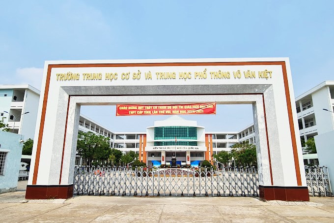 Trường THCS - THPT Võ Văn Kiệt. 