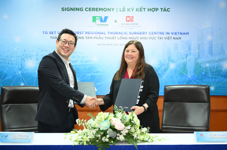 TS.BS Melvin Heng, Tổng Giám đốc Tập đoàn Y tế Thomson và bà Julie Mc Caughan – Giám đốc vận hành của OUE Healthcare Limited ký kết biên bản hợp tác thành lập Trung tâm Phẫu thuật Lồng ngực tại Bệnh viện FV.