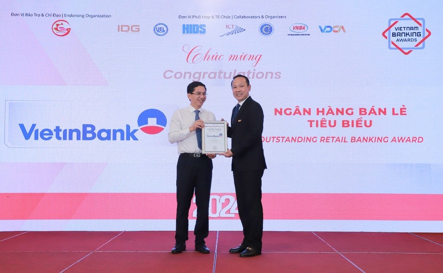 Ông Phạm Quốc Long (bên phải) - Giám đốc Trung tâm khách hàng phía Nam đại diện VietinBank nhận giải thưởng.