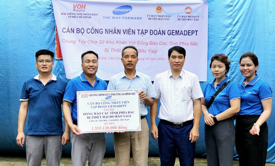 Ông Nguyễn Nam Giang – PCT Công đoàn Công ty Cổ phần Gemadept trao bảng tượng trưng hỗ trợ sinh kế cho người dân các tỉnh phía Bắc bị thiệt hại do bão số 3 (bão Yagi)