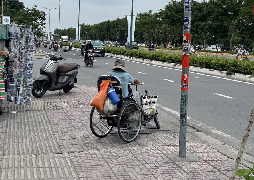 Bán vé số dạo là cách mưu sinh của nhiều người nghèo, trong đó có rất nhiều người tàn tật