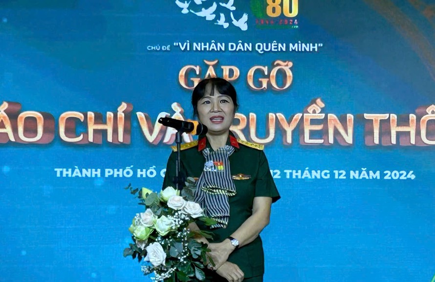 Đại tá Trịnh Tùng Lâm, Phó Giám đốc Trung tâm Phát thánh - truyền hình Quân đội, Tổng đạo diễn chương trình tại buổi gặp gỡ báo chí và truyền thông. Ảnh: GIẢN THANH SƠN