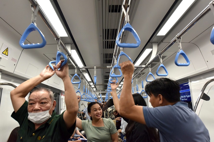 Hành khách thích thú trải nghiệm Metro số 1 trong ngày đầu tuần.