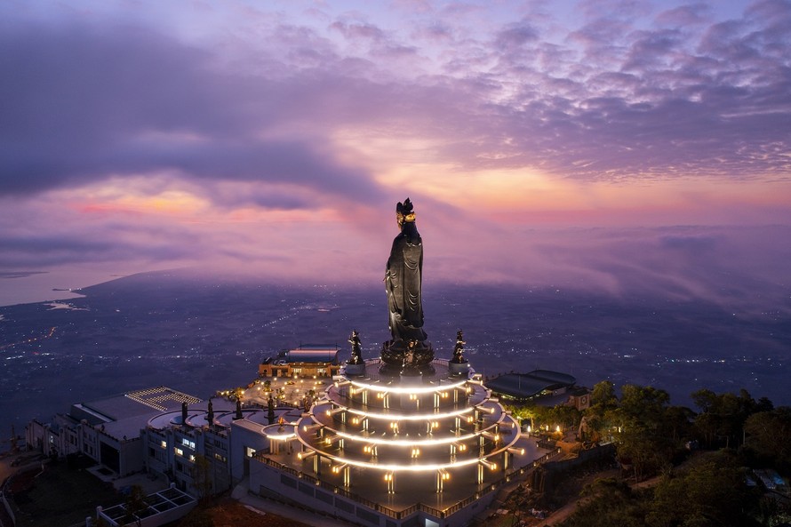 Núi Bà Đen lung linh về đêm