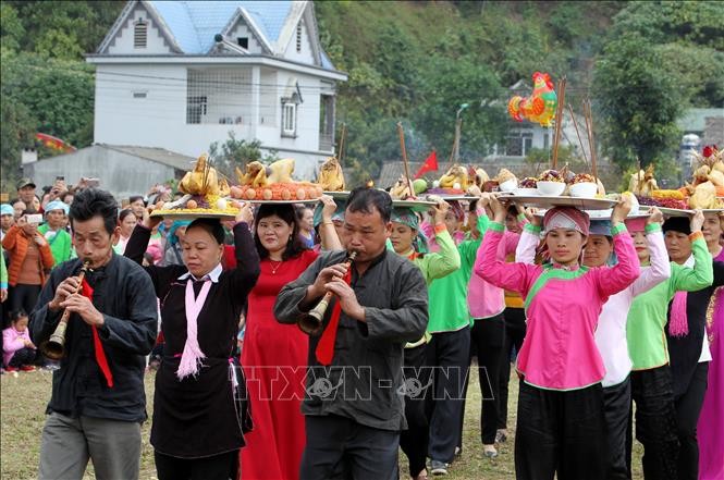 Mâm lễ cầu mong mưa thuận gió hòa, mùa màng bội thu trong lễ xuống đồng đầu năm mới. Ảnh tư liệu: Quốc Khánh/TTXVN.