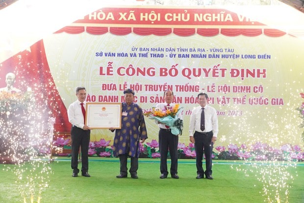 Lễ trao quyết định đưa Lễ hội truyền thống - Lễ hội Dinh Cô vào danh mục Di sản văn hóa phi vật thể quốc gia. Ảnh: Hoàng Nhị/TTXVN.