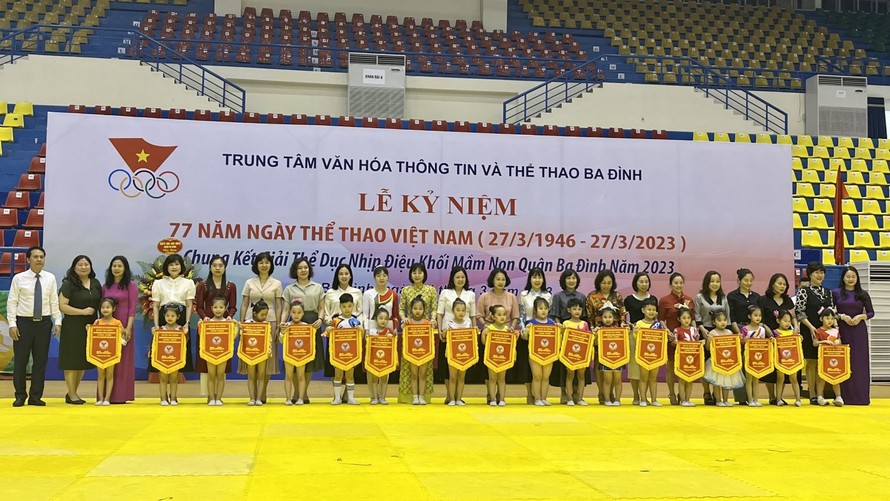 Lãnh đạo Trường Mầm non Sao Mai lên nhận cờ lưu niệm của hội thi.