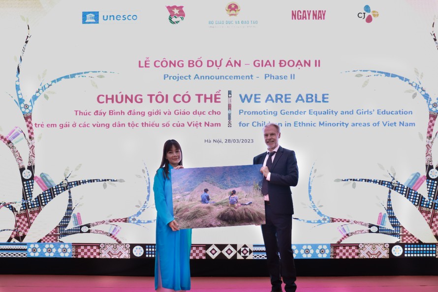 Nhà báo, đạo diễn Bông Mai trao tặng ảnh cho ông Christian Manhart, Trưởng đại diện UNESCO tại Việt Nam, sau Lễ công bố dự án “Chúng tôi Có thể” giai đoạn II. Ảnh: Minh Hiếu.