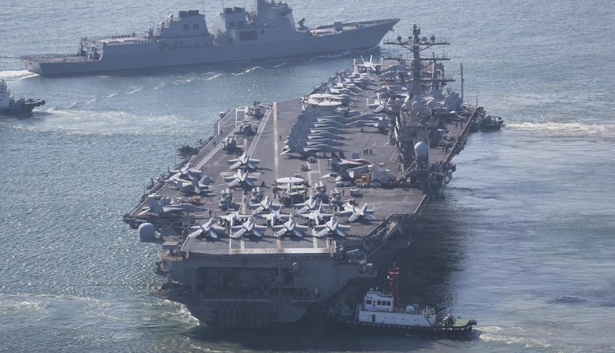 Tàu sân bay Mỹ USS Nimitz tới căn cứ hải quân ở Busan, ngày 2/4/2023.