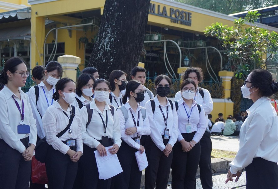 Sinh viên ngành du lịch đang thuyết trình về điểm đến tại Bưu điện TP Hồ Chí Minh trong giờ học thực hành. 