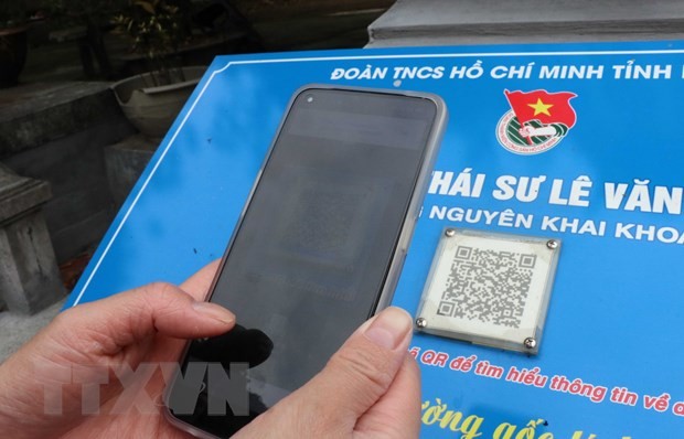 Du khách quét mã QR Code để tìm hiểu về di tích. Nguồn: TTXVN.