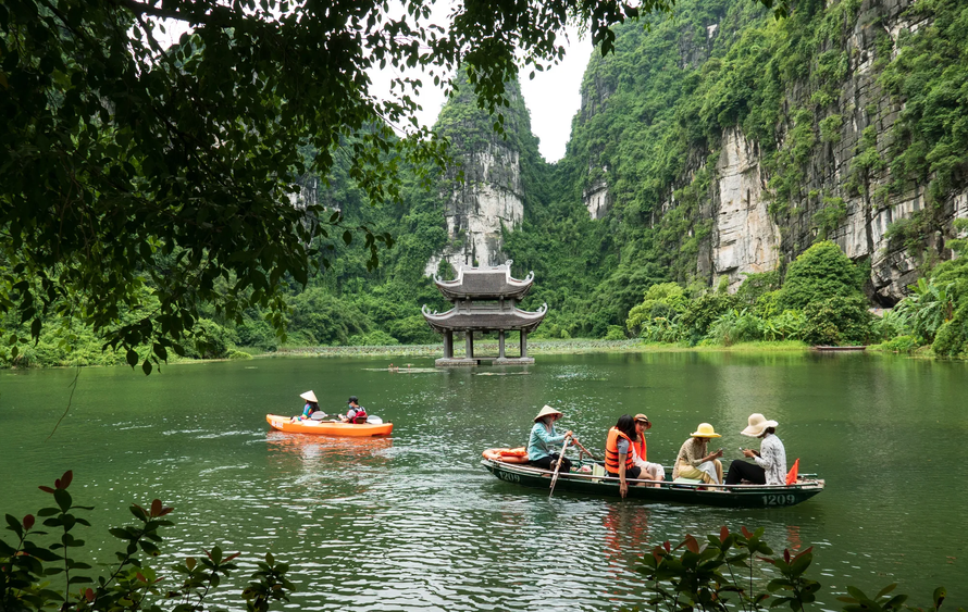 Du khách tham quan Tràng An, Ninh Bình.