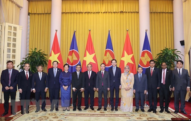 Chủ tịch nước Võ Văn Thưởng, Đại sứ các nước ASEAN và các đại biểu tham dự. Ảnh: Thống Nhất/TTXVN.