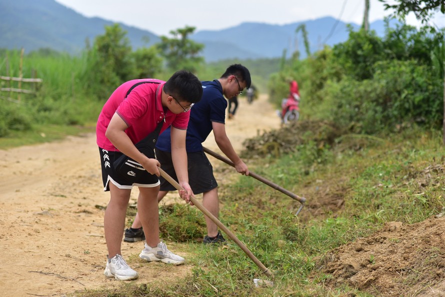 Thành Đạt trong chuyến đi thiện nguyện tại Con Cuông, Nghệ An.