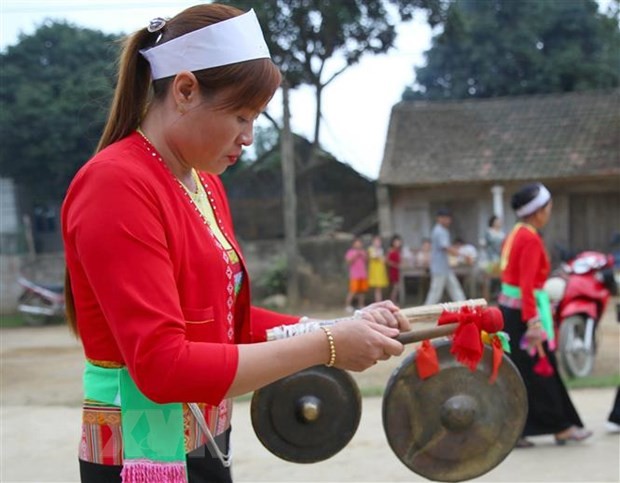 Đồng bào dân tộc Mường ở huyện Nho Quan, tỉnh Ninh Bình biểu diễn dân ca, dân vũ, dân nhạc. Ảnh: Thùy Dung/ TTXVN.