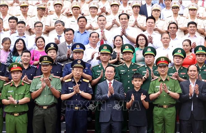 Chủ tịch nước Võ Văn Thưởng với các đại biểu tham dự buổi gặp mặt. Ảnh: Thống Nhất/TTXVN.