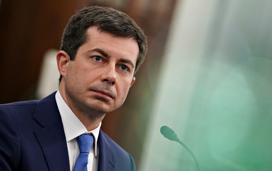 Bộ trưởng Giao thông Vận tải Mỹ Pete Buttigieg. Ảnh: The Nation.