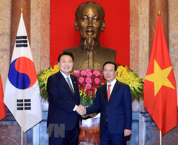 Chủ tịch nước Võ Văn Thưởng và Tổng thống Hàn Quốc Yoon Suk Yeol tại lễ đón. Ảnh: Thống Nhất/TTXVN.