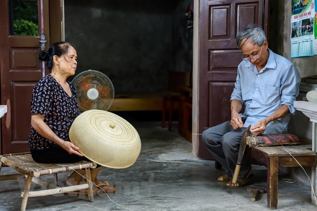 Ông Khá và bà Tiến có nhiều niềm vui sau một đời làm nghề nhưng vẫn luôn trăn trở vì chưa truyền nghề được cho thế hệ sau. Ảnh: Hoài Nam/TTXVN.