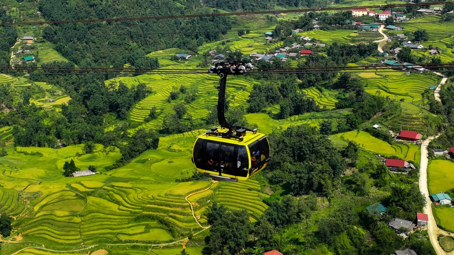 Cáp treo lên đỉnh Fansipan đi qua thung lũng Mường Hoa.