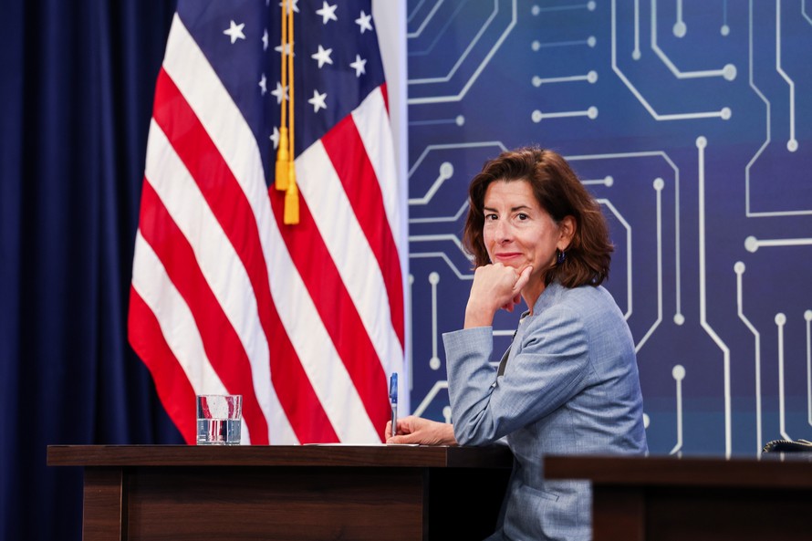 Bộ trưởng Thương mại Mỹ Gina Raimondo. Ảnh: Business Insider.