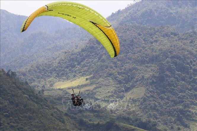 Lần đầu tiên tổ chức trình diễn dù lượn "Khám phá thung lũng Mường Lò"