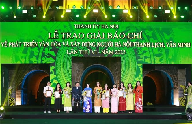 Ban Tổ chức trao giải B cho các tác giả và nhóm tác giả. Ảnh: TTXVN.