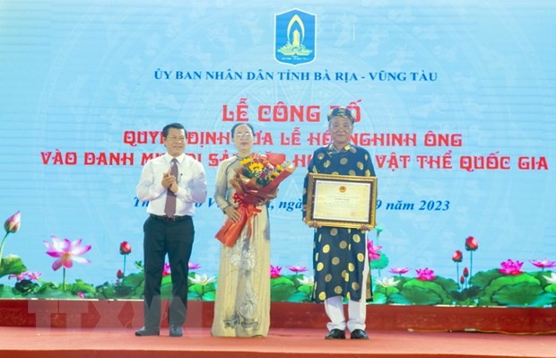 Lãnh đạo UBND thành phố Vũng Tàu và Ban Quản lý Di tích Đình thần Thắng Tam tiếp nhận Quyết định. Ảnh: Đoàn Mạnh Dương/TTXVN.