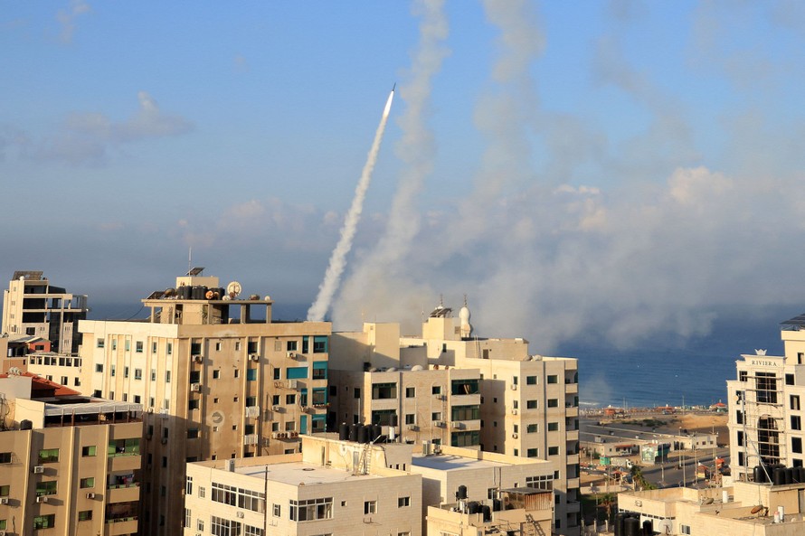 Rocket bắn từ Dải Gaza vào lãnh thổ Israel, ngày 7/10/2023. Ảnh: AFP/TTXVN.