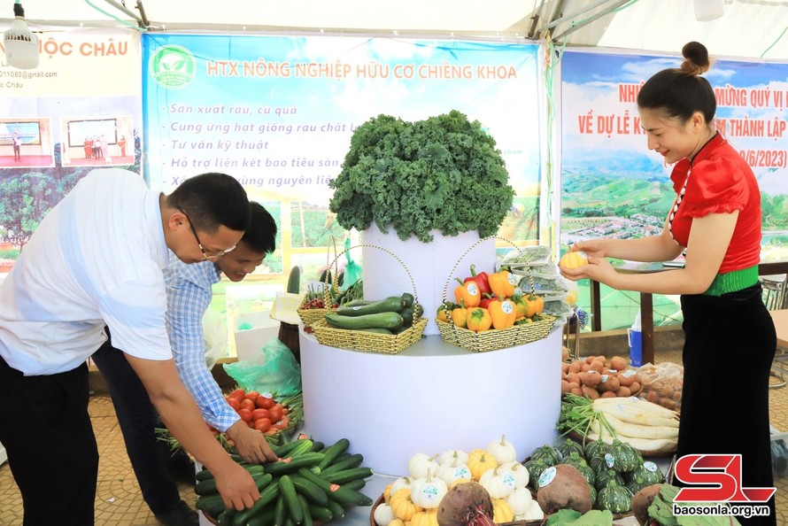 Trưng bày sản phẩm đặc trưng của huyện Vân Hồ tại dịp kỷ niệm 10 năm thành lập huyện.